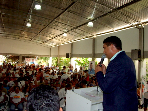 O pr&eacute;-candidato Junior Bahia, falando para os seus eleitores
