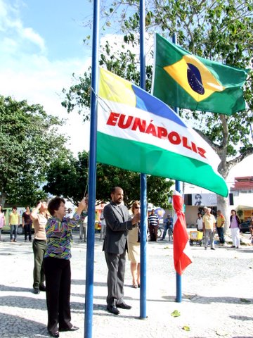 Hasteamento de bandeiras pelo prefeito Rob&eacute;rio Oliveira, a professora Nevolanda Menezes, e a porfessora Trezinha