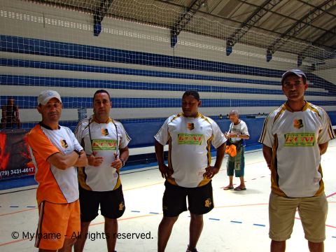 Artur Nunes (t&eacute;cnico), Marcos Correia (preparador f&iacute;sico) Alex, e Bezerra (presidente do futsal)