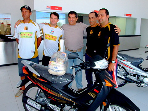 Da esq/direita Bezerra, presidente do futsal, um membro da diretória, Aurora (empresário) Artur Nunes (técnico) e Marcos Correia (preparador físico)