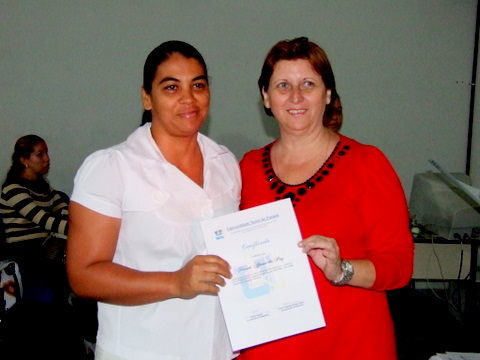Professora Terezinha, secretária Municipal de Educação entrega o certificado a uma professora