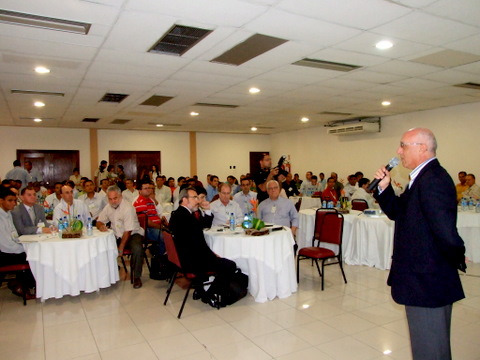 Ant&ocirc;nio S&eacute;rgio Al&iacute;pio, presidente da Veracel, durante a apresenta&ccedil;&atilde;o do encontro 