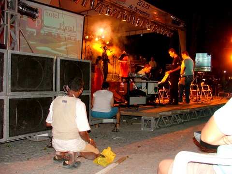 Aqui assistindo aos concertos na praça no Natal de 2006