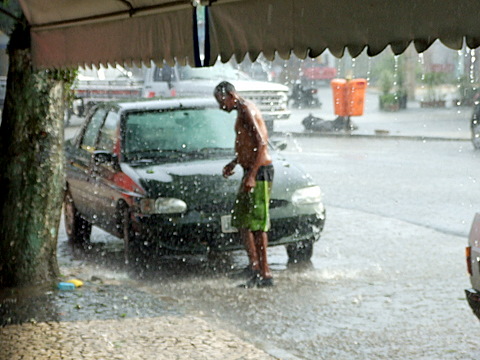 Paci&ecirc;ncia tomando banho de chuva na rua 5 de novembro