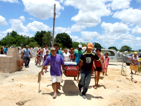 Momento em que o caix&atilde;o era levado para a sepultura no cemit&eacute;rio do Juca Rosa