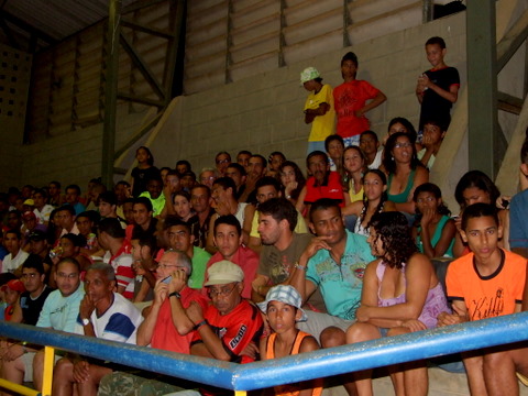 Torcida de Gandu, compareceu em massa ao gin&aacute;sio de esportes para apoiaro time