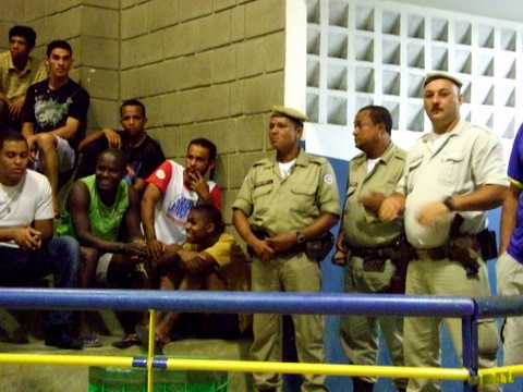 Valeu a cr&iacute;tic aque fizemos na mat&eacute;ria do jogo de Ilh&eacute;us ont&eacute;m a policia militar estava presente no gin&aacute;sio em Gandu
