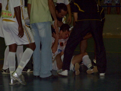Atleta de Eunápolis, Lucas sendo socorrido após contusão