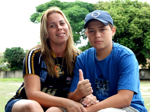 Mônica e Marcelo, esposa e filho do técnico de Eunápolis, Artur Nunes