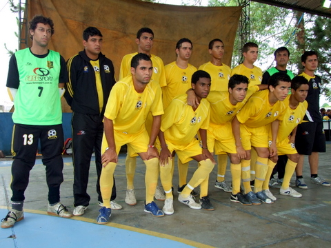 Equipe de Teixeira de Freitas, que levou de 9x1, na quadra do Colégio Anísio Teixeira