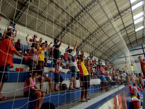 A torcida aplaude mais um gol do Itabaiana na goleada contra o Santa Cruz