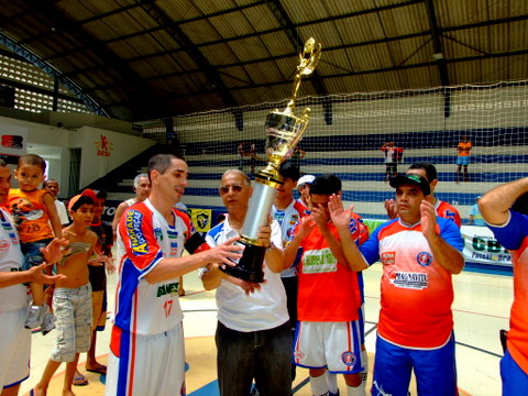 Momento em que o presidente da Federa&ccedil;&atilde;o Sergipana de Futsal entrega o trof&eacute;u de campe&atilde;o ao capit&atilde;o do Itabaiana