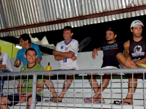Torcedores eunapolitanos presentes na quadra prestigiando o fusal de Eunápolis