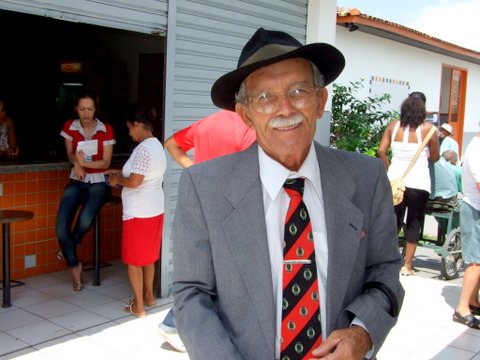 Sr. Walter, ele comparece a todas a datas e eventos c&iacute;vicos vestido a c&aacute;rater