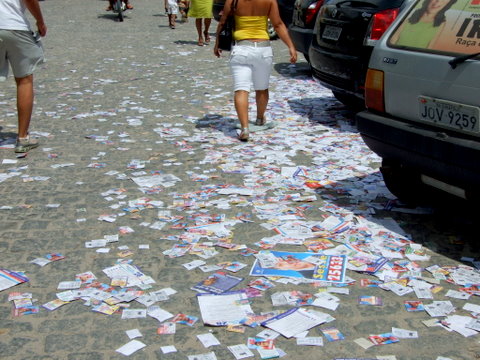 Candidatos sujam as ruas com muito papel