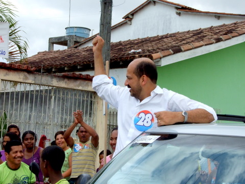 O prefeito Rob&eacute;rio Oliveira, que concorre a reelei&ccedil;&atilde;o chega no Col&eacute;gio An&eacute;sia Guimar&atilde;es