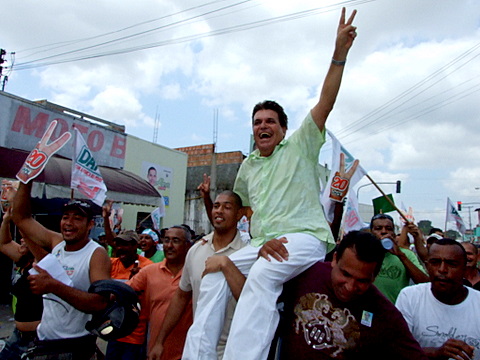 Paulo Dap&eacute;, que tamb&eacute;m concorre ao cargo de prefeito faz o V da vit&oacute;ria carregado por seu correligin&aacute;rios 