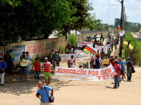 Manifestantes ap&oacute;s desocupar a &aacute;rea seguem em dire&ccedil;&atilde;o a BR 101, para fazerem um protesto