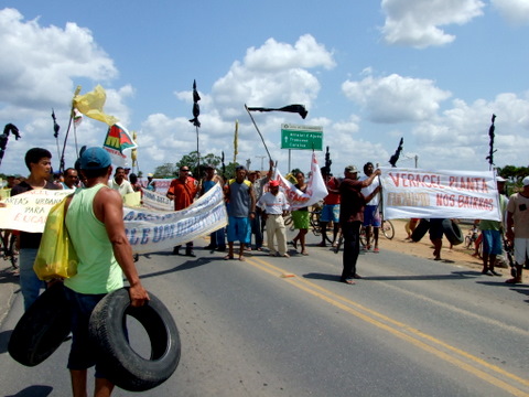 Durante a manifesta&ccedil;&atilde;o os Sem Tetos fecham a BR 101