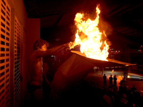 Momento em que o atleta acende a pira olimpica