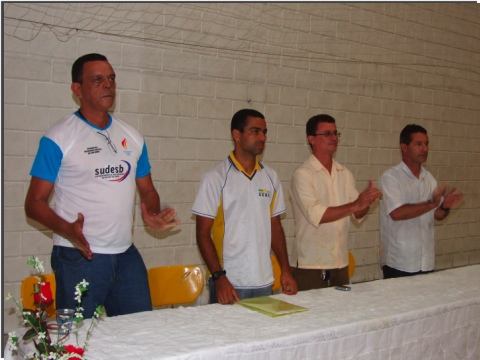 Mesa formada por autoridades municipais e do Estado