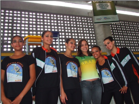 Ginastas de Eun&aacute;polis posam com Marcela Menezes