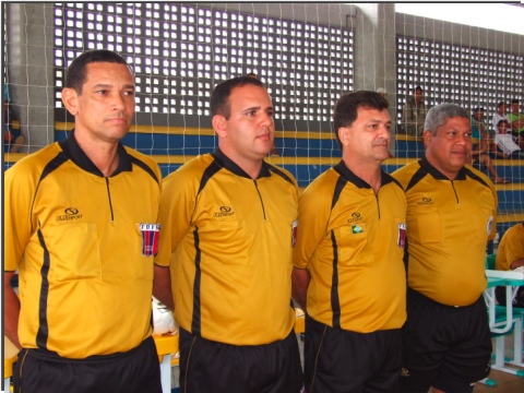 &Aacute;rbitros da esq/direita Irlan Nacimento, Elzon Neto, Carlos Ney Costa e Paulo Ribeiro