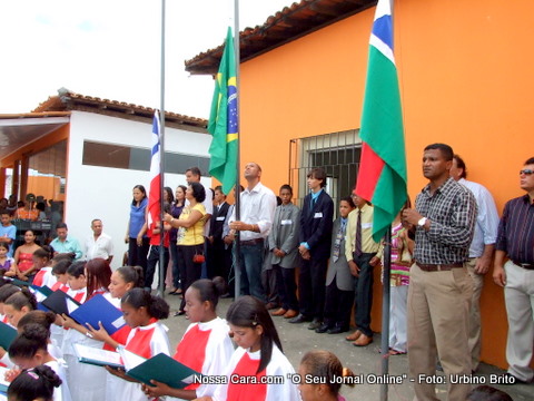 Momento em que as autoridades fazem o hasteamento das bandeira