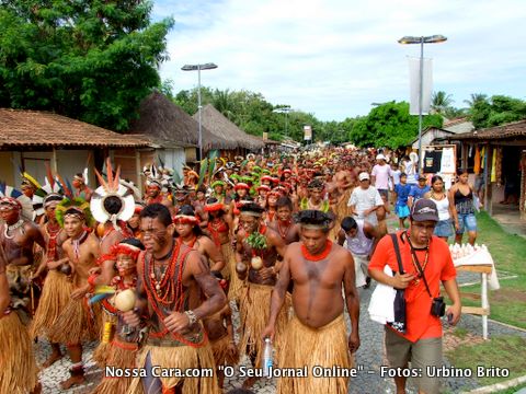 &Iacute;ndios participantes dos jogos fazem uma corrida pela manh&atilde; para saudar a aldeia