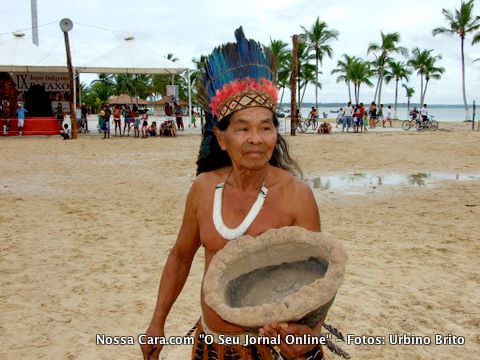 O Itamb&eacute; da etnia Patax&oacute; de Coroa Vermelha chega para a sauda&ccedil;&atilde;o aos anci&otilde;es carregado um artefato arqueol&oacute;gico 