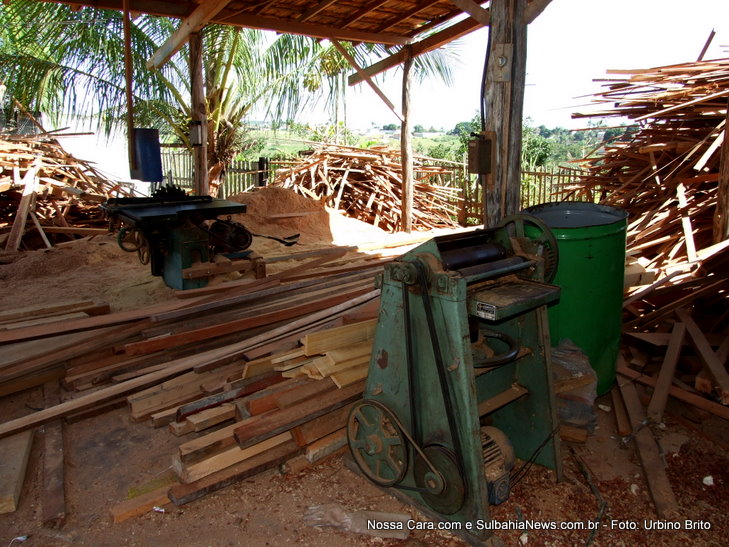 Maquin&aacute;rio para beneficiar a madeira em primeiro plano um Desengrosso e ao uma Serra Circular