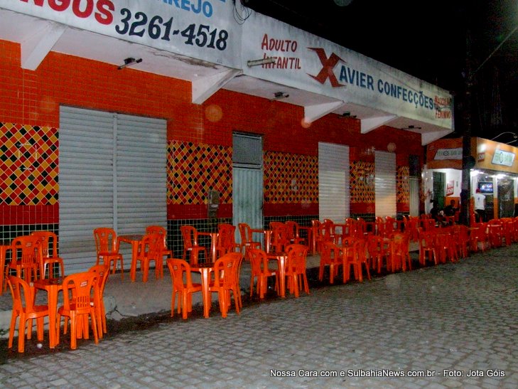 Cal&ccedil;ada da esquina da pra&ccedil;a Paulo VI com rua Boa Vista, totalmente obstruida por cadeiras e mesas 