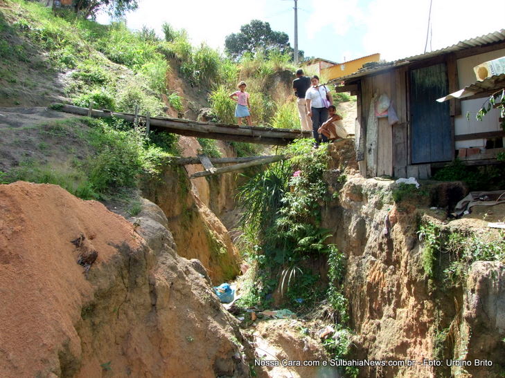 Nesta imagem vemos uma cratera provocada pela eros&atilde;o das chuvas j&aacute; engolindo parte de uma casa 