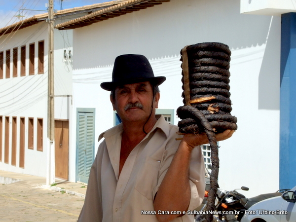 Vendedor de fumo de rolo no centro da cidade de Rio de Contas na Chapada Diamantina