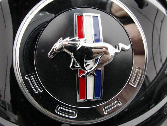 O Ford Mustang est&aacute; mais potente para brigar com o Chevrolet Camaro (Foto: AP)