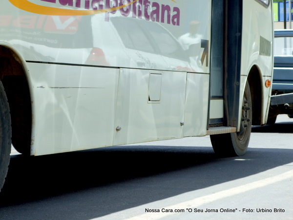 Vejam a latura do &ocirc;nibus n&atilde;o existe uma carro adaptado para portadores de necessidades especiais