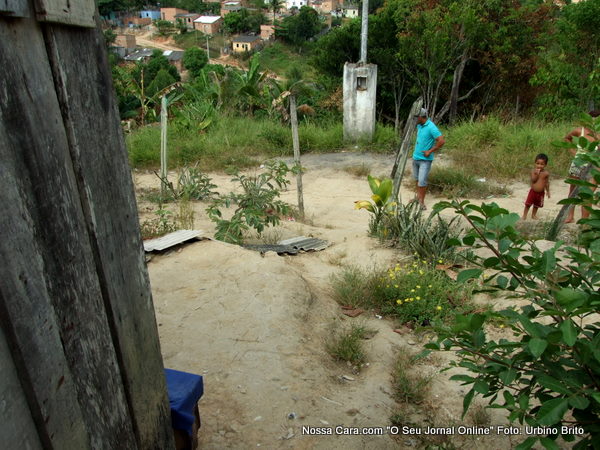 No segundo plano vemos a cerca na frente do barraco onde Fabr&iacute;cio recebu os tiros