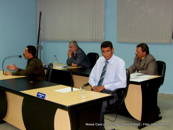 Em primeiro plano os vereadores Z&eacute; Miranda (de azul) Am&oacute;s Bispo (de verde) em segundo plano Normando Torres (de marron) e Lucas Leite (cabelos grisalhos