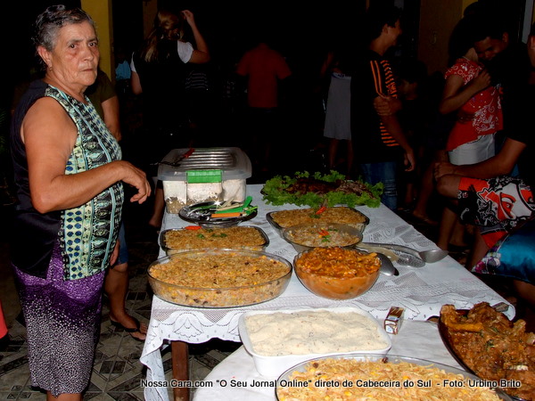 Aqui a matriarca da fam&iacute;lia dona Ana Costa ao lado da mesa posta para a ceia de Natal
