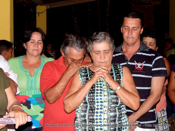 Momento de ora&ccedil;&atilde;o em agradecimento a Deus pela mesa farta e por todas as ben&ccedil;&atilde;os por ele concedidas &agrave; fam&iacute;lia e aos amigos