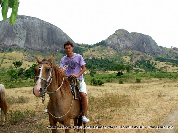 Aqui me filho Urbino Jr. montando a cavalo durante o passeio do dia 25 pela manh&atilde;