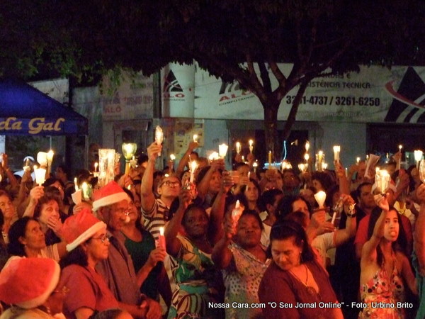 Prociss&atilde;o da Igreja Cat&oacute;lica onde cada participante carrega uma vela acesa