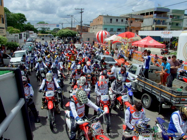 Momento da largada promocional onde os pilotos percorrem v&aacute;rias ruas do centro da cidade