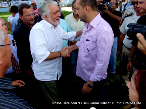 O prefeito Rob&eacute;rio Oliveira, recebe o governador Jaques Wagner na sua chegada ao Est&aacute;dio Itamarz&atilde;o