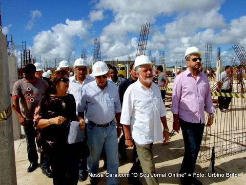 Ladeado pelo engenheiro da construtora e por Rob&eacute;rio Oliveira, o governador Jaques Wagner, vistoria a obra do presidio 