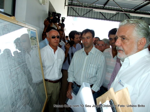 De oculos S&eacute;rgio Alipio (pres. Veracel) M&aacute;rio Gontijo (sec. Sa&uacute;de) e Wagner observam a planta do novo HGE