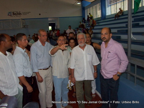 Funcion&aacute;rio da Sudesb, mostra ao governador e ao prefeito de Eun&aacute;polis o Gin&aacute;sio de Esportes