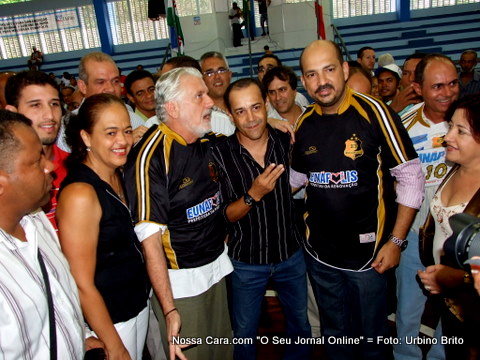 O t&eacute;cnico Artur Nunes, sinaliza para o governador com 3 dedos da m&atilde;o direito msotrando que Eun&aacute;polis &eacute; tri-campe&atilde;o Bahia de Futsal