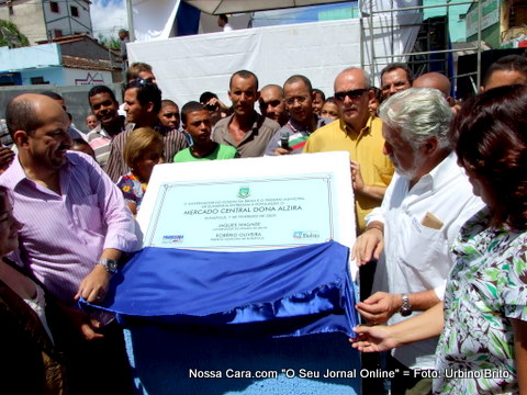 Descerramento da placa comemorativa da inaugura&ccedil;&atilde;o das obras da Feira do Bueiro