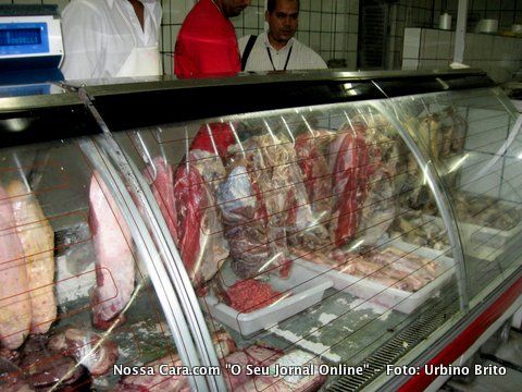 Carne salgada no balc&atilde;o impr&oacute;pria para consumo